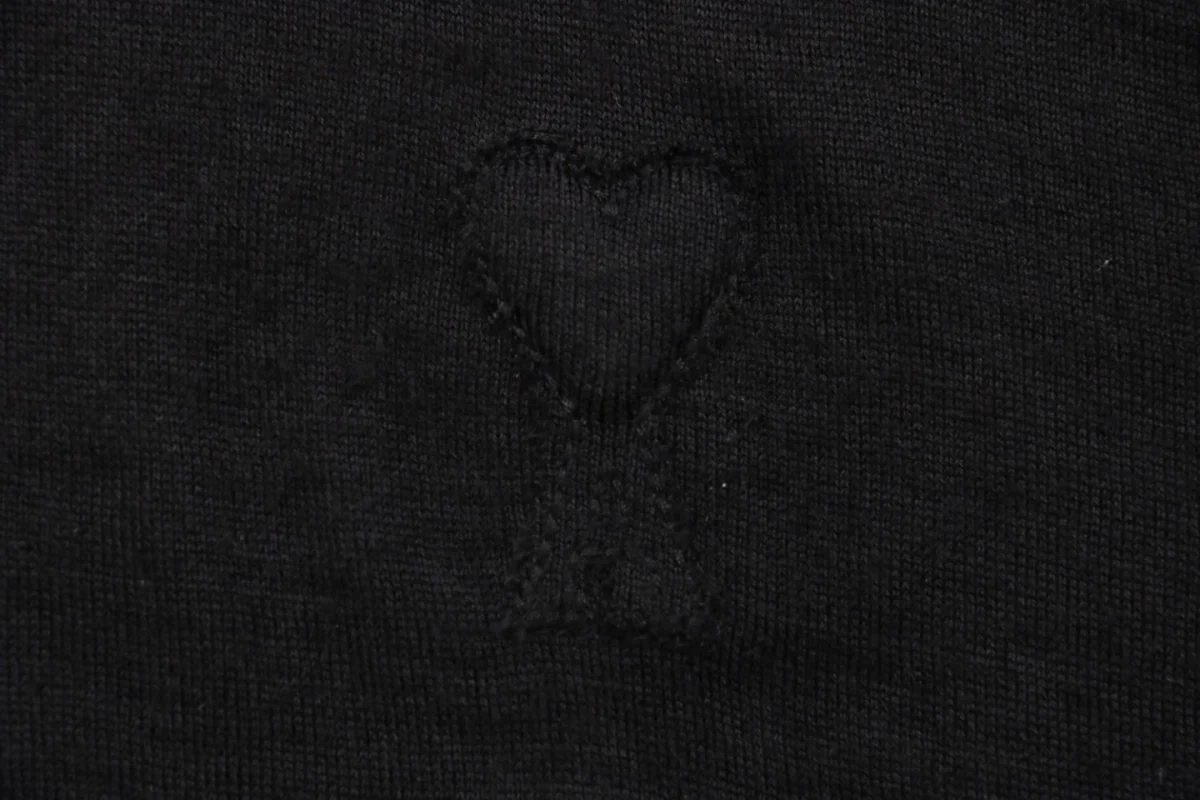 Ami Embossed Heart Embroidery Basic Polo Sweater Black