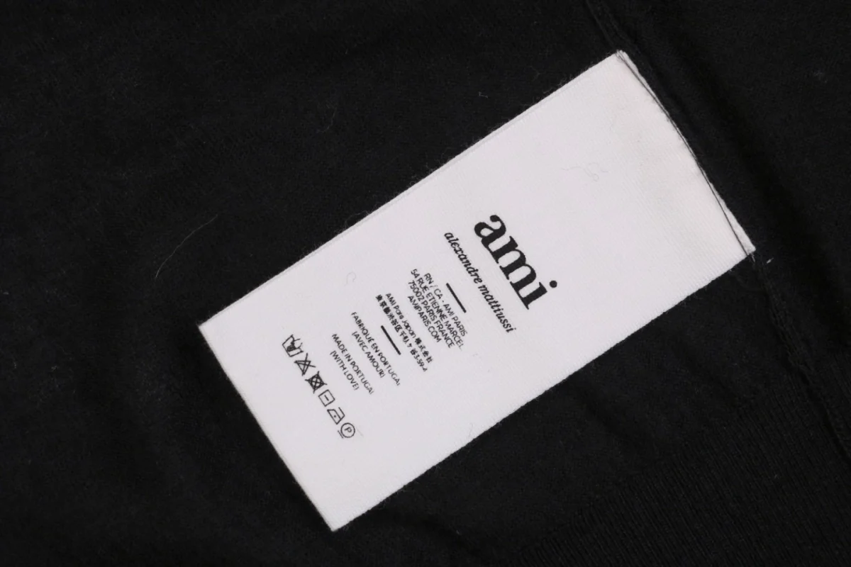 Ami Embossed Heart Embroidery Basic Polo Sweater Black
