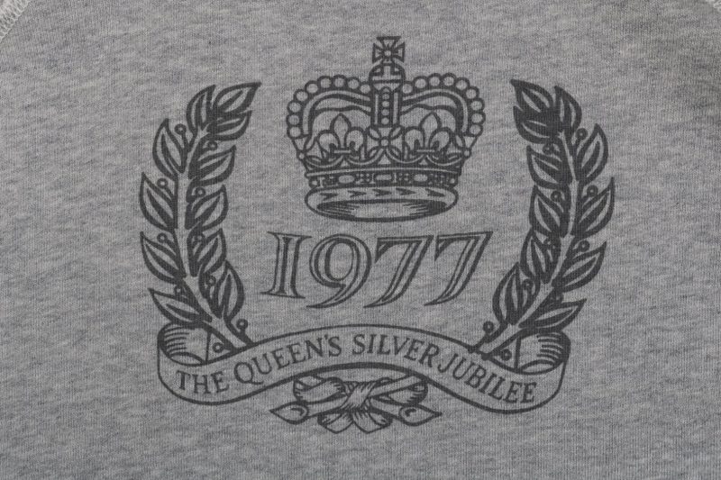 Saint Michael Queen Elizabeth Distressed Print Crewneck Sweatshirt - Image 7