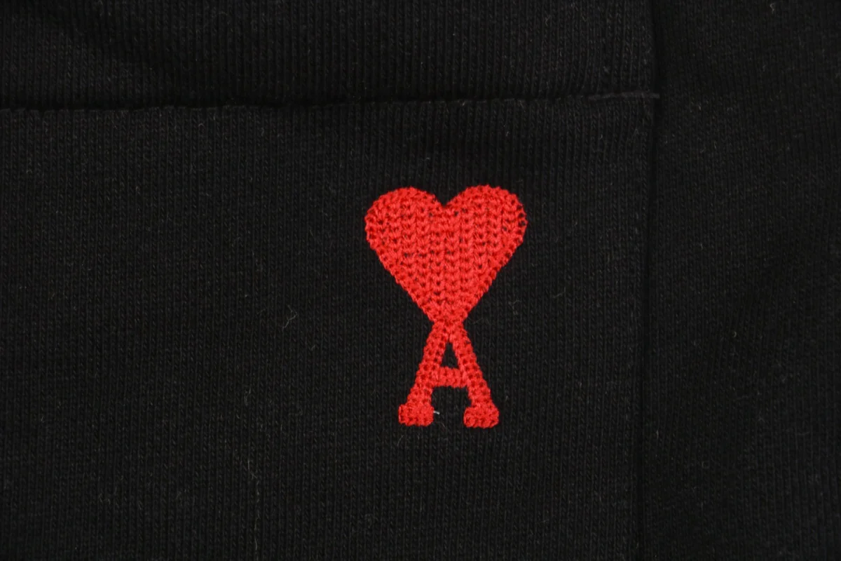 Ami Back Pocket Heart Embroidery Shorts (Beige/Brown/Black/Blue)