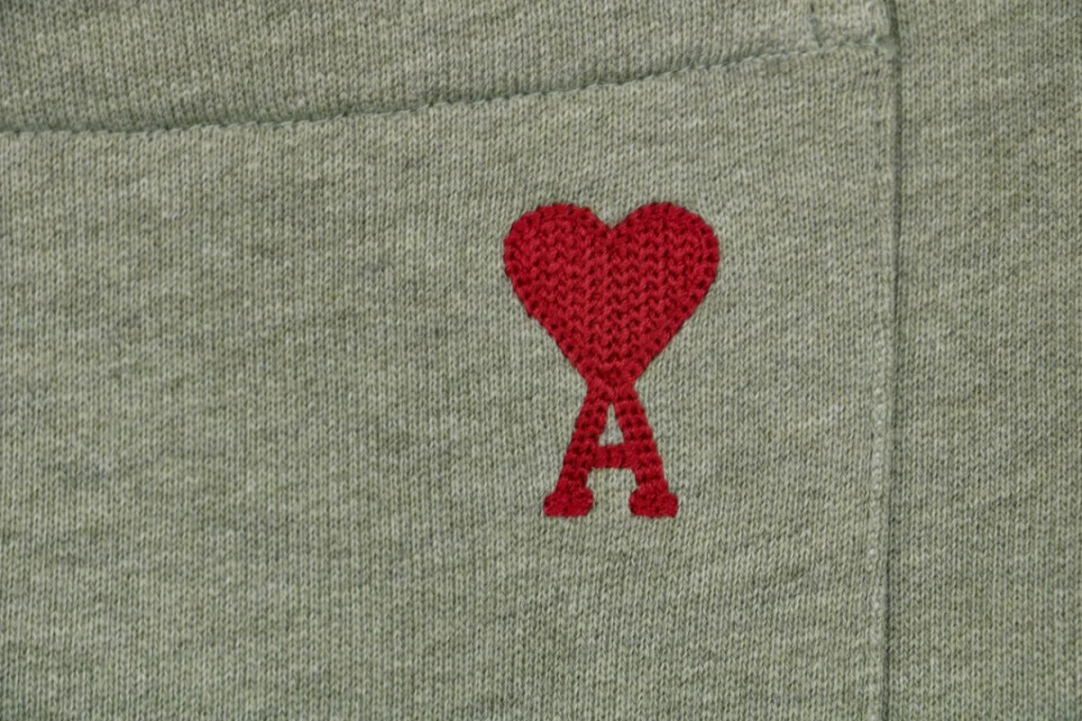 Ami Back Pocket Heart Embroidery Shorts (Beige/Brown/Black/Blue)