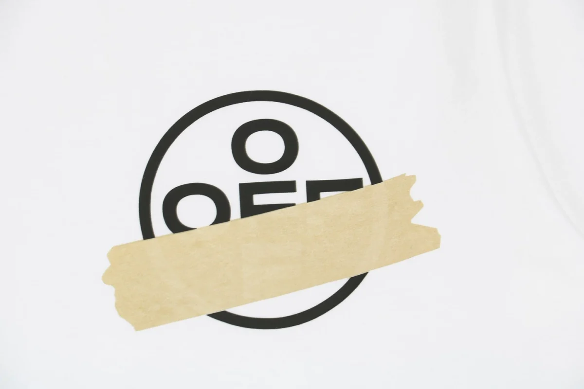 OFF-WHITE Yellow Tape Arrows Print T-Shirt (Black/White)