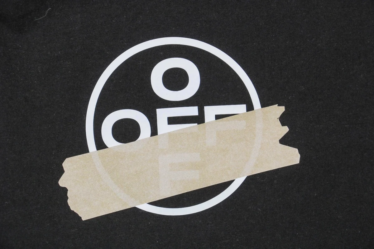 OFF-WHITE Yellow Tape Arrows Print T-Shirt (Black/White)