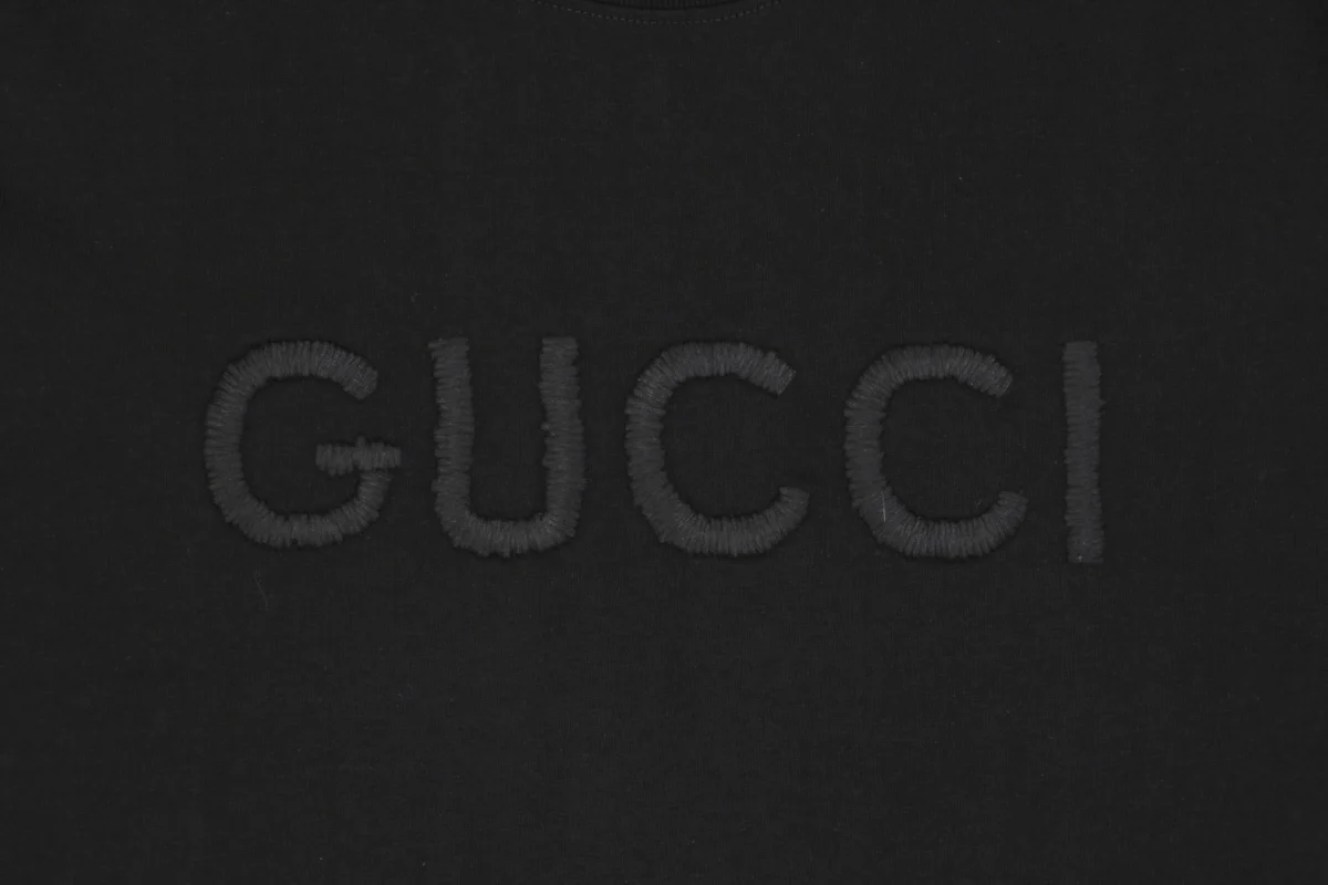 G Subtle Pattern Single-Row Letter Embroidered T-Shirt (Black/White)