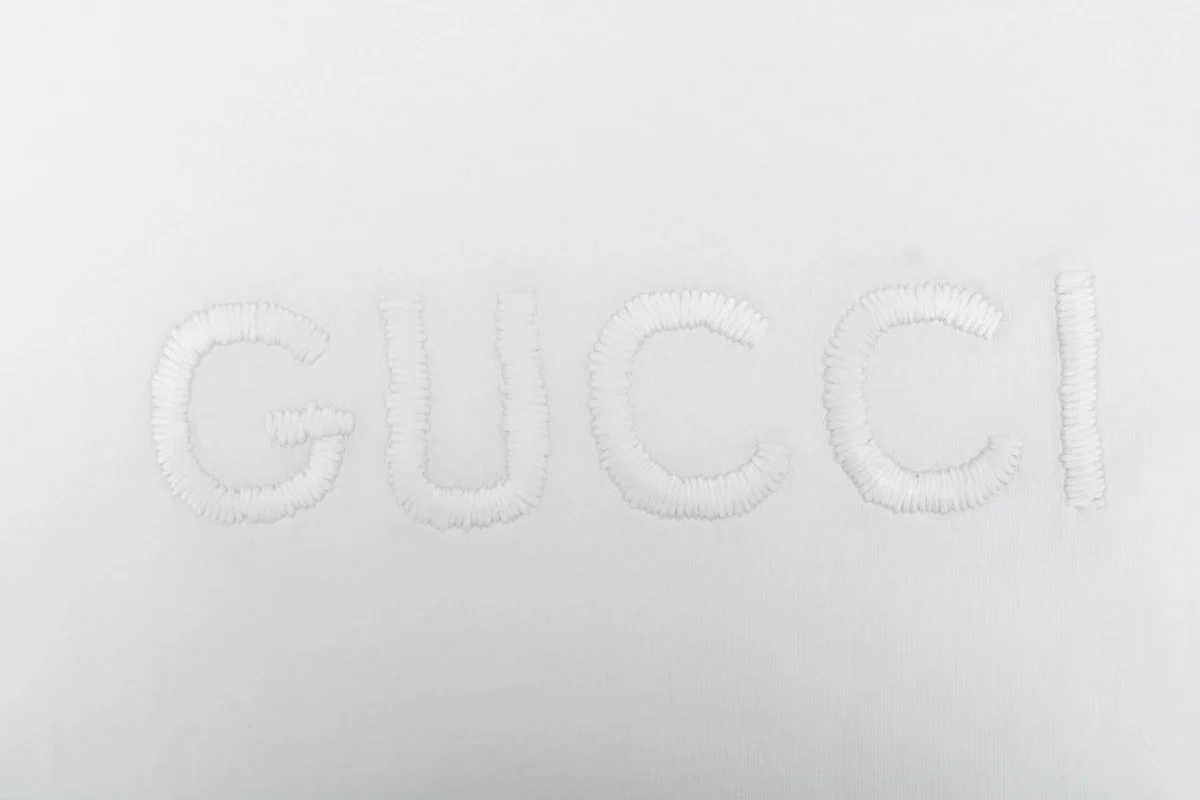G Subtle Pattern Single-Row Letter Embroidered T-Shirt (Black/White)