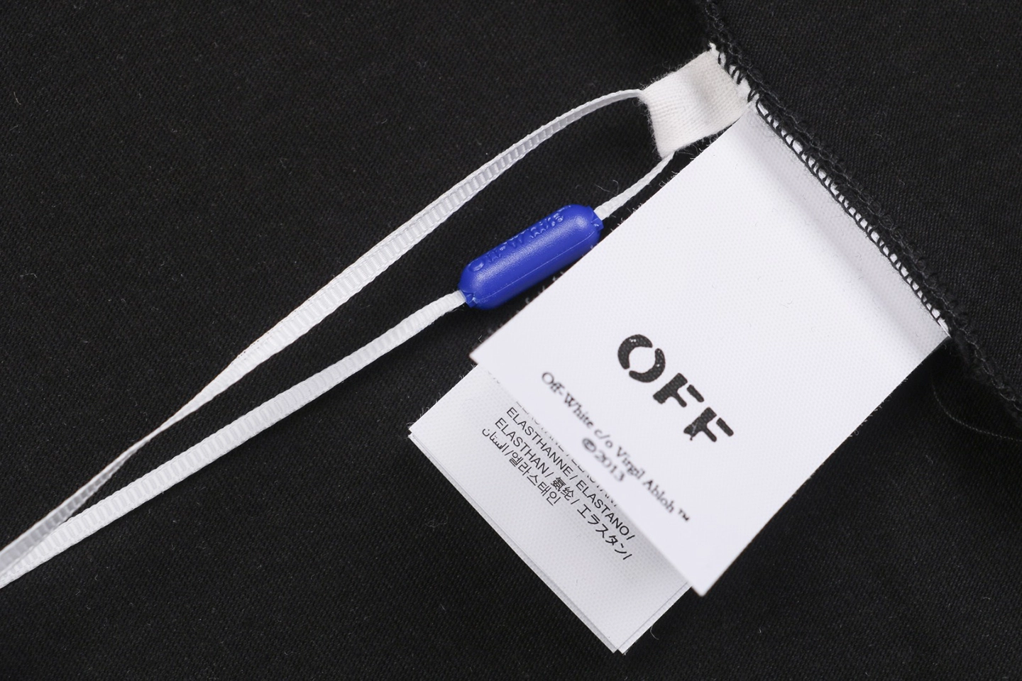 OFF WHITE Spray-Paint Arrow Graphic T-Shirt – Black/Pink
