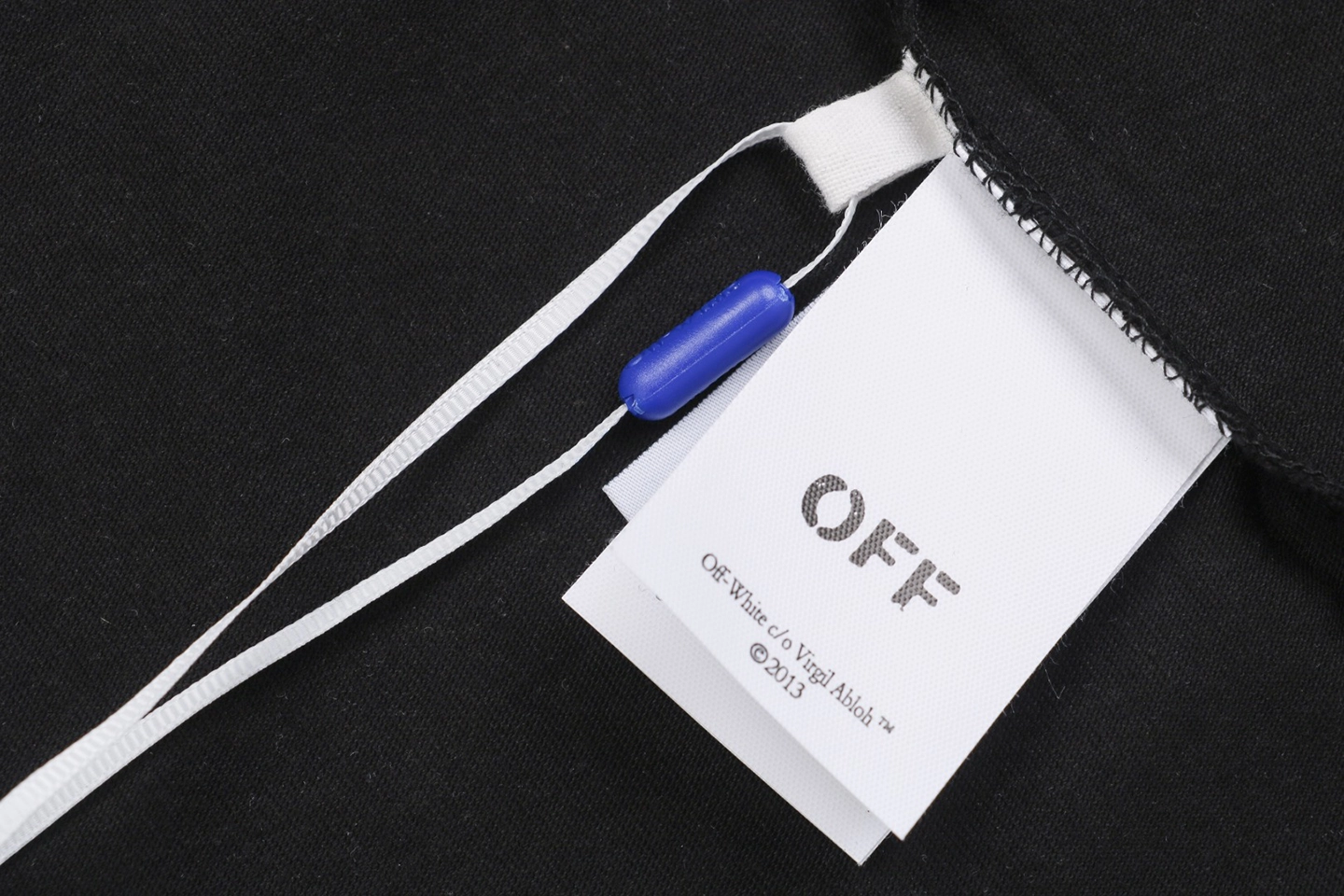 OFF WHITE Spray-Paint Arrow Graphic T-Shirt – Black/White