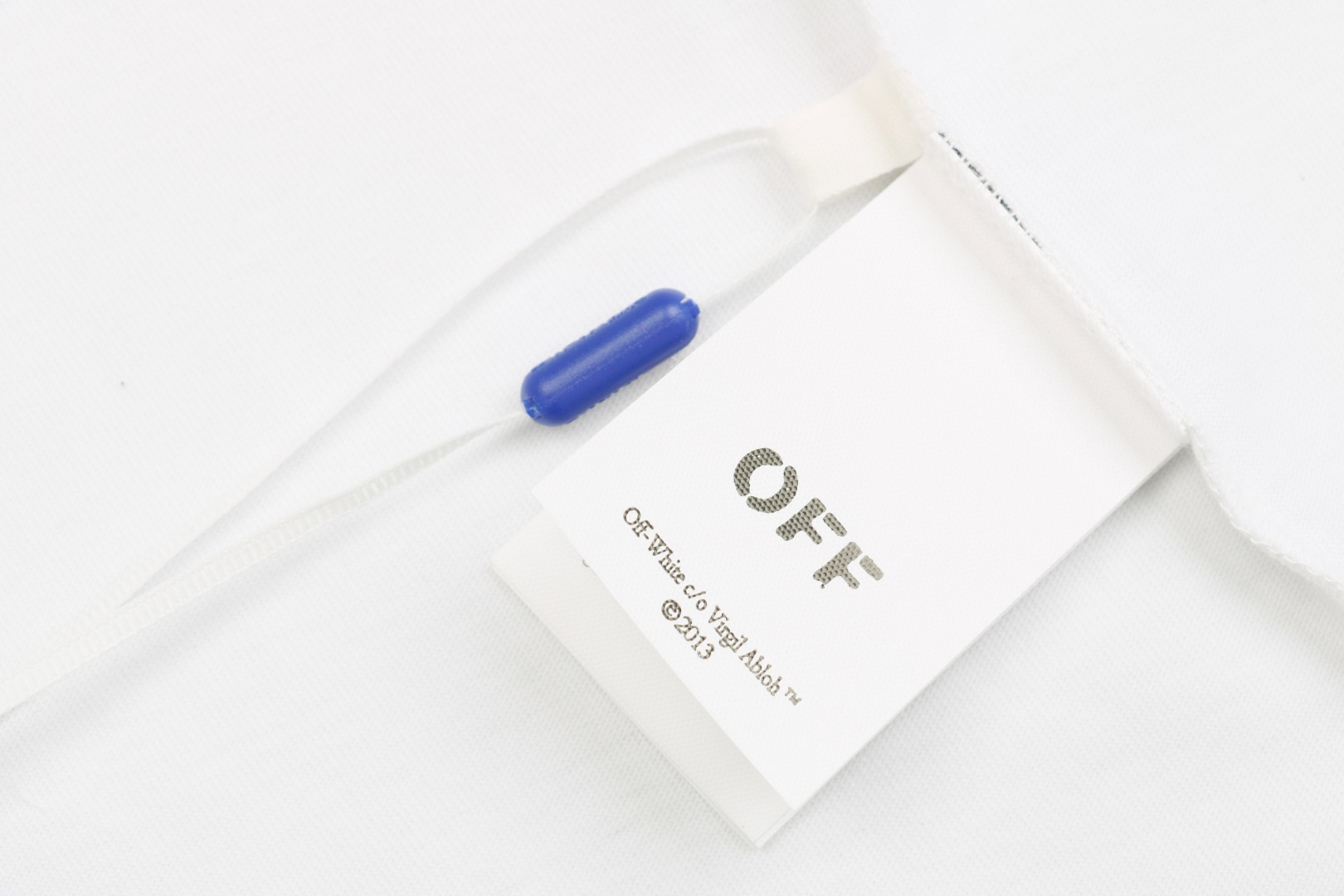 OFF WHITE Spray-Paint Arrow Graphic T-Shirt – White/Blue