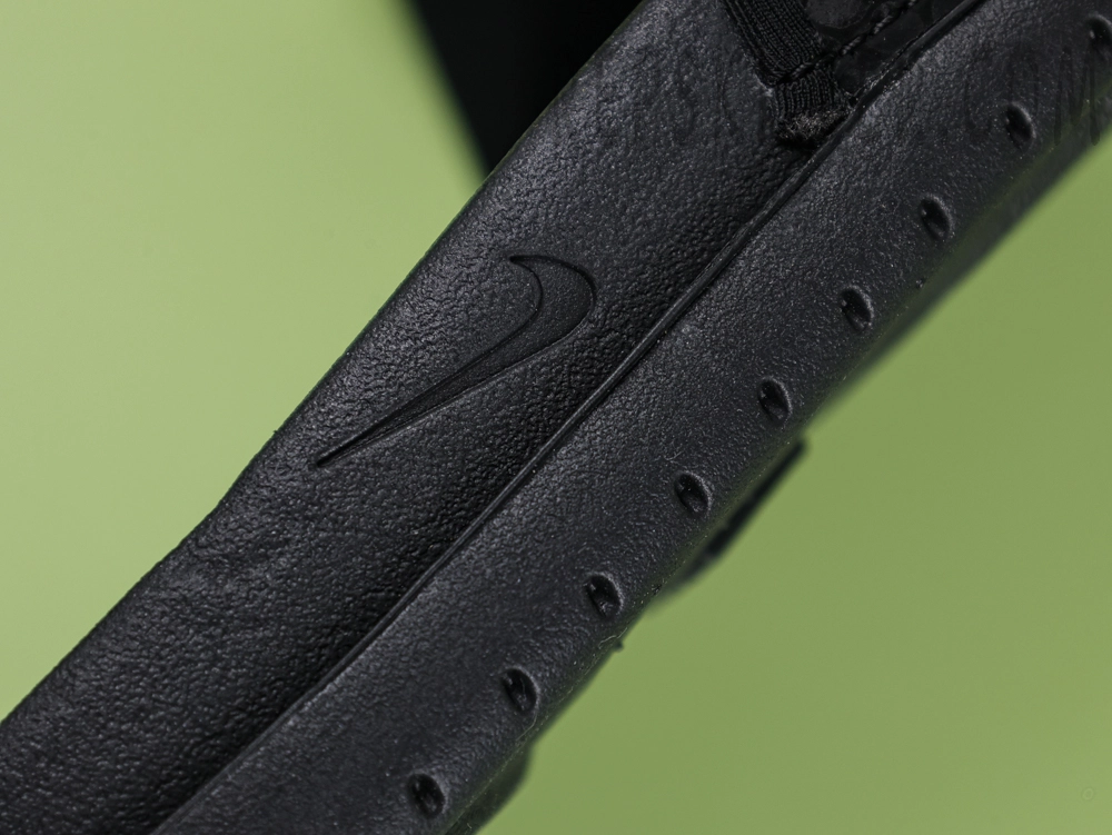 Kobe Offcourt Slide ‘Triple Black’