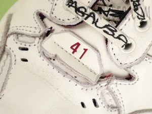 Balenciaga Hamptons Medium Worn-out Sneaker in Off White:Red9