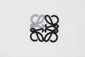 L Logo Contrast Collar T-shirt4.jpeg