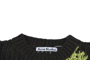 Neckline