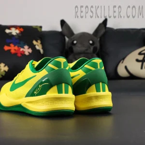 Kobe 8 Protro ‘Oregon Alternate’ PE – Rear heel view with green heel counter and Kobe’s signature graphic.