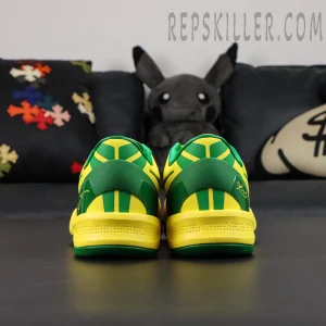 Kobe 8 Protro ‘Oregon Alternate’ PE – Straight back view highlighting symmetrical green-and-yellow heel design.