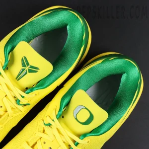 Kobe 8 Protro ‘Oregon Alternate’ PE – Top-down view of insoles with Oregon ‘O’ logo and Kobe branding on tongues.