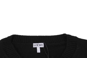 L Wool Embroidered Logo Crewneck Sweater Neckline