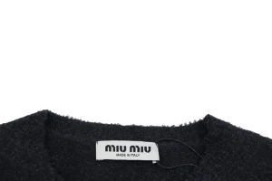 Neckline