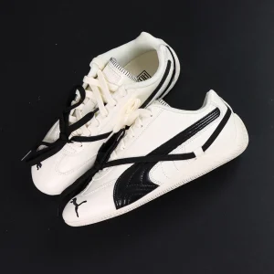 Rosé x Wmns Speedcat Premium ‘Warm White’ top-down paired view highlighting asymmetric black and white lace arrangement