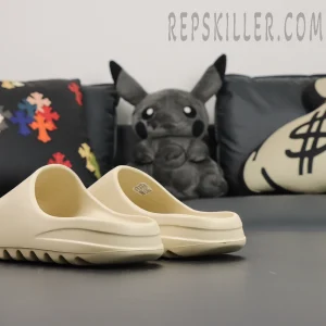 Angled rear heel view of the Yeezy Slides ‘Bone’