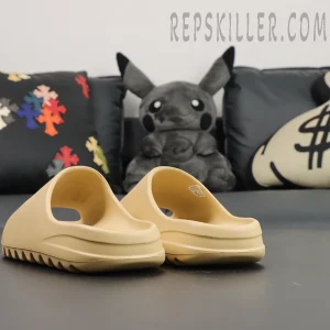Yeezy Slides ‘Desert Sand’ Heel View Highlights the rounded heel cup and size label, offering a snug, secure fit.