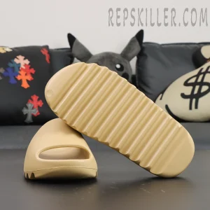 Yeezy Slides 'Desert Sand'9