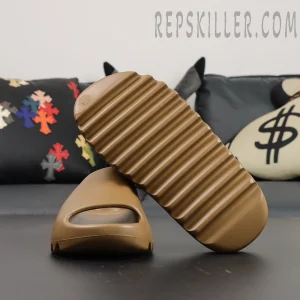Footbed detail of the adidas Yeezy Slides ‘Soot’ featuring the adidas logo.