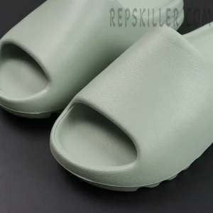 Close-up of toe box and forefoot texture of Yeezy Slides ‘Salt’.