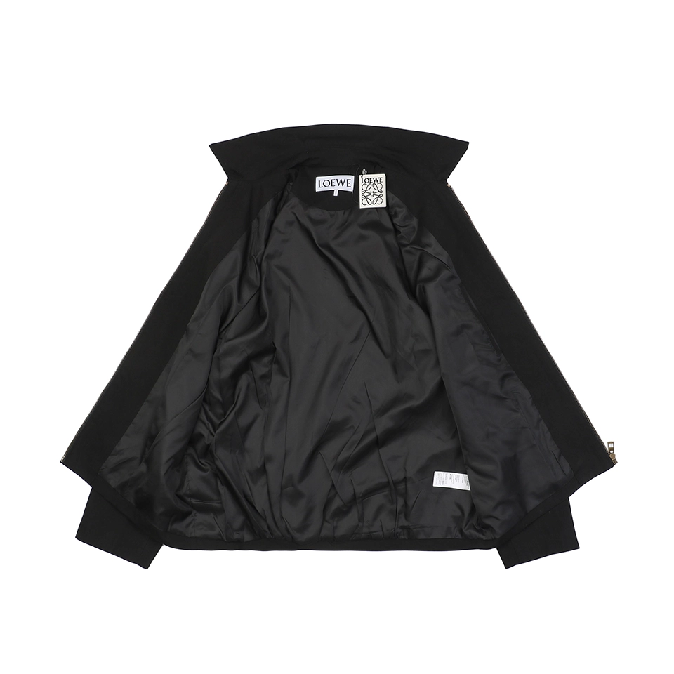 L Rear Logo Patch Pleated Jacket Inside