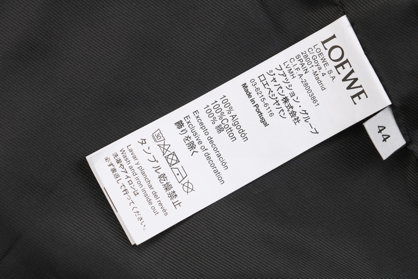 L Rear Logo Patch Pleated Jacket Wash tag