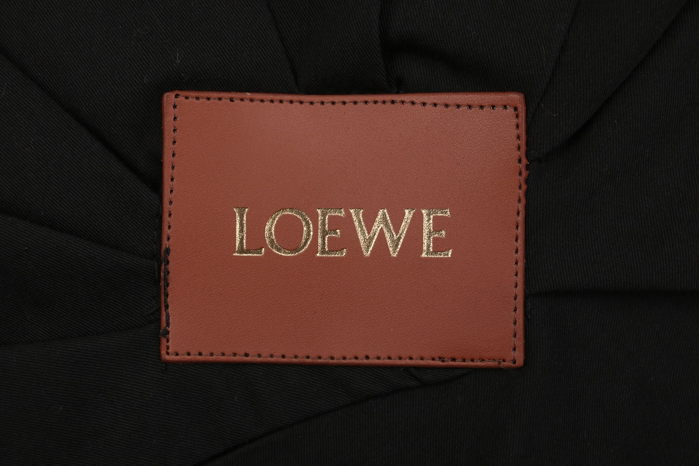 L Rear Logo Patch Pleated Jacket Logo tag