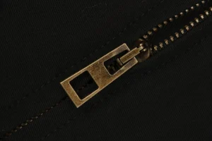 L Rear Logo Patch Pleated Jacket Zipper end