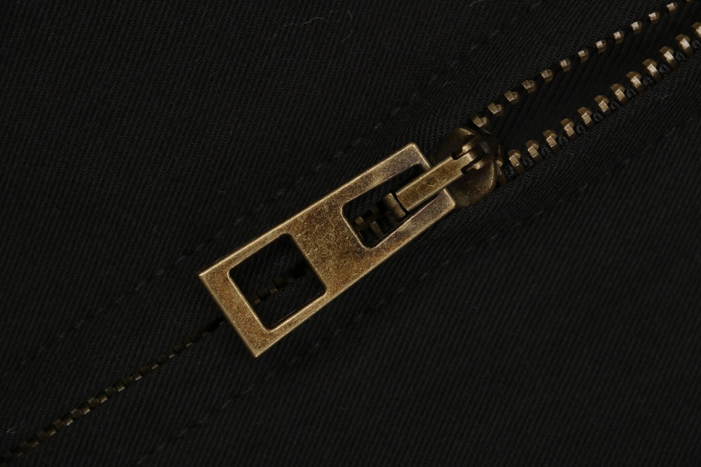 L Rear Logo Patch Pleated Jacket Zipper end