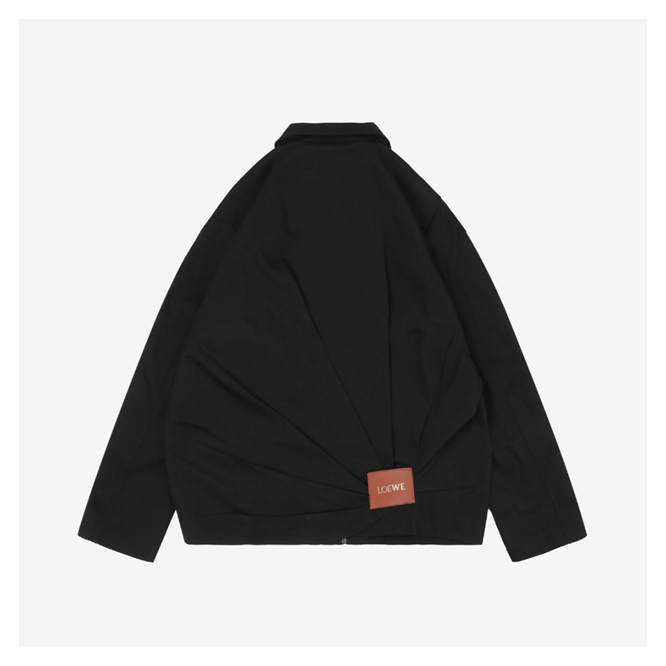 L Rear Logo Patch Pleated Jacket Back side