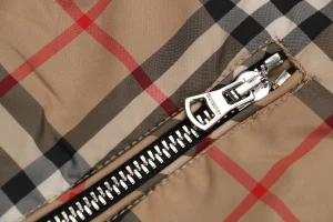 BBry Vintage Check Reversible Hooded Jacket Zipper puller