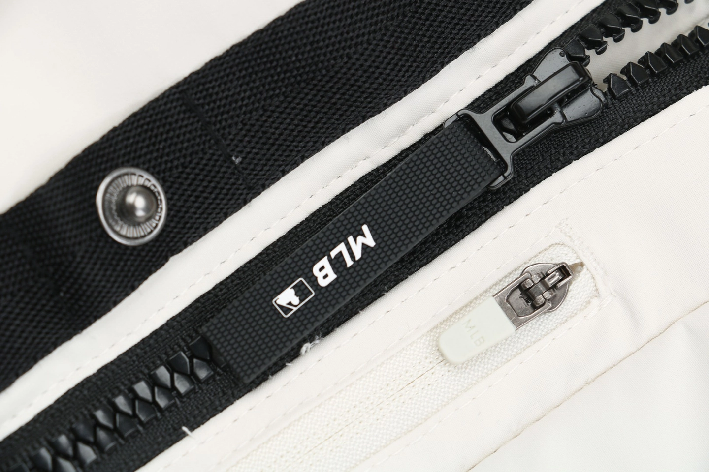 MLB 3rd-Generation Utility Short Down Jacket with Fur Hood White Zipper puller