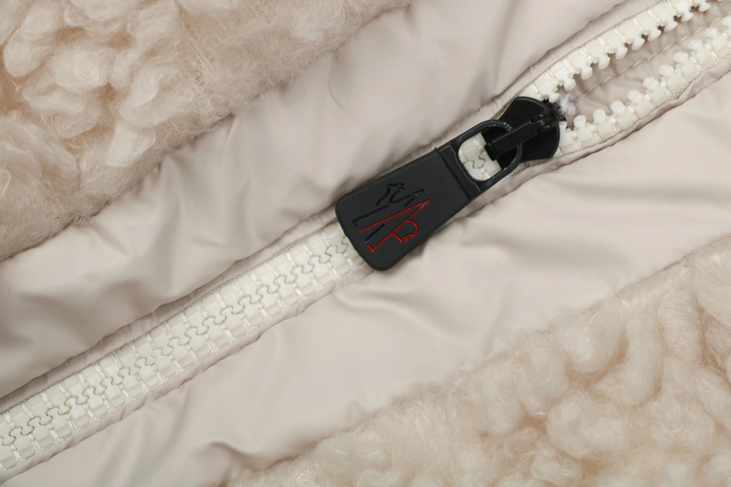 Moncler Grenoble Shearling Hooded Down Gilet MS-112 Zipper puller