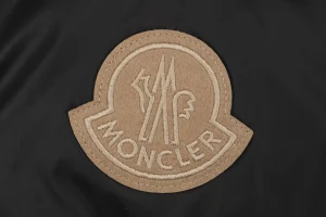 Mxxcler Longue Saison “Blue Puffer Badge” Down Vest Brand label