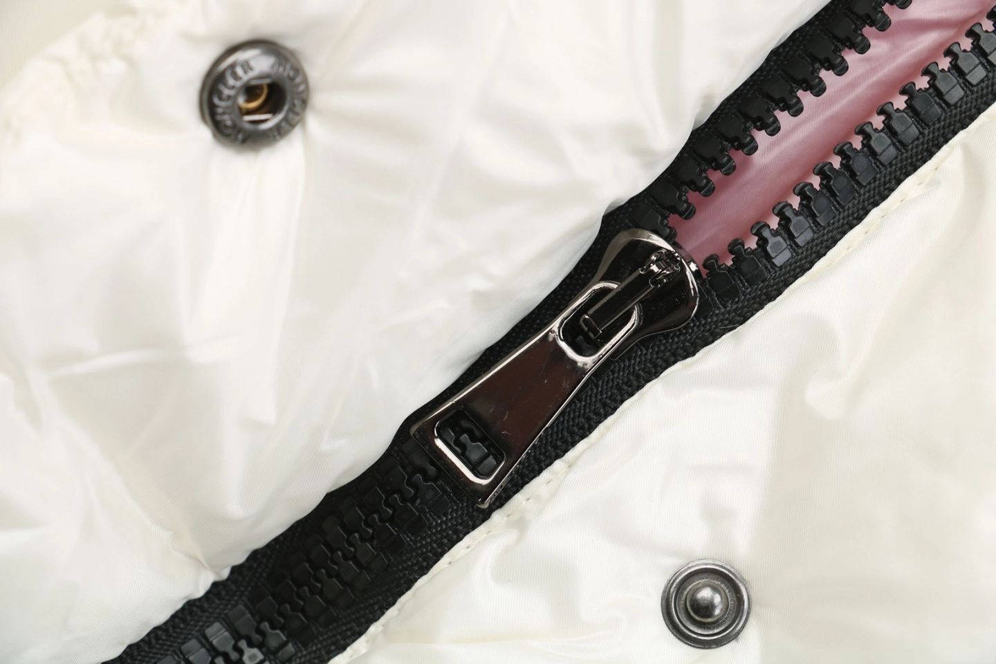 Mxxcler Luzule Hooded Down Vest White Zipper puller