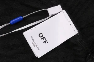 Off-White Digital Earphone Arrow Print Crewneck Sweatshirt Wash label