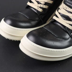 Close-up of the Porterville Geobasket ‘Black Milk’ black leather toe box and cream midsole.
