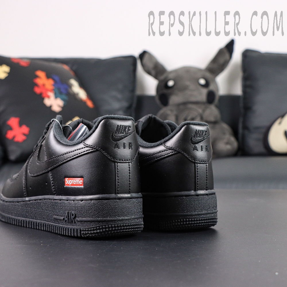 Back heel detail of Sup x Air Force 1 Low SP ‘Box Logo - Black’ with visible red Supreme box logo patch