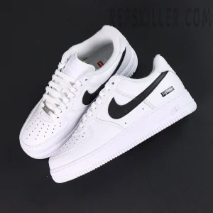 Top view of Supreme x Nike Air Force 1 Low SP ‘Box Logo - White Black’ highlighting smooth leather and metal lace dubrae