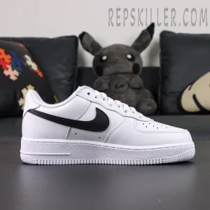 Lateral side profile of Supreme x Nike Air Force 1 Low SP ‘Box Logo - White Black’ with tonal midsole and Supreme logo patch