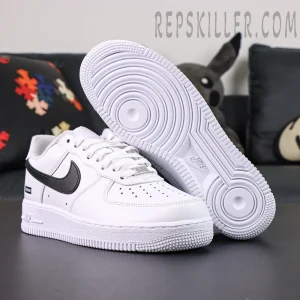 Bottom outsole of Supreme x Nike Air Force 1 Low SP ‘Box Logo - White Black’ with concentric traction design