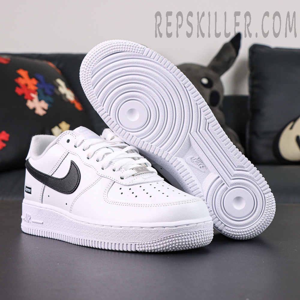 Bottom outsole of Supreme x Nike Air Force 1 Low SP ‘Box Logo - White Black’ with concentric traction design