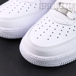 Close-up of Supreme x Nike Air Force 1 Low SP ‘Box Logo - White’ perforated toe box and silver AF1 lace dubrae