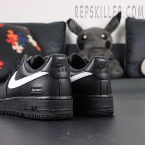 Angled heel shot of Supreme x Nike Air Force 1 Low SP ‘Box Logo - Black White’ featuring white swoosh and small Supreme logo