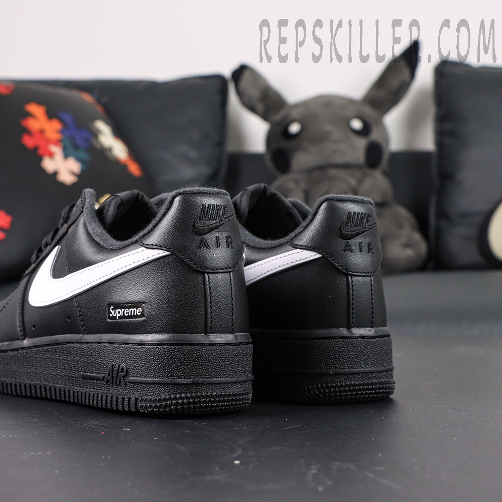 Angled heel shot of Supreme x Nike Air Force 1 Low SP ‘Box Logo - Black White’ featuring white swoosh and small Supreme logo