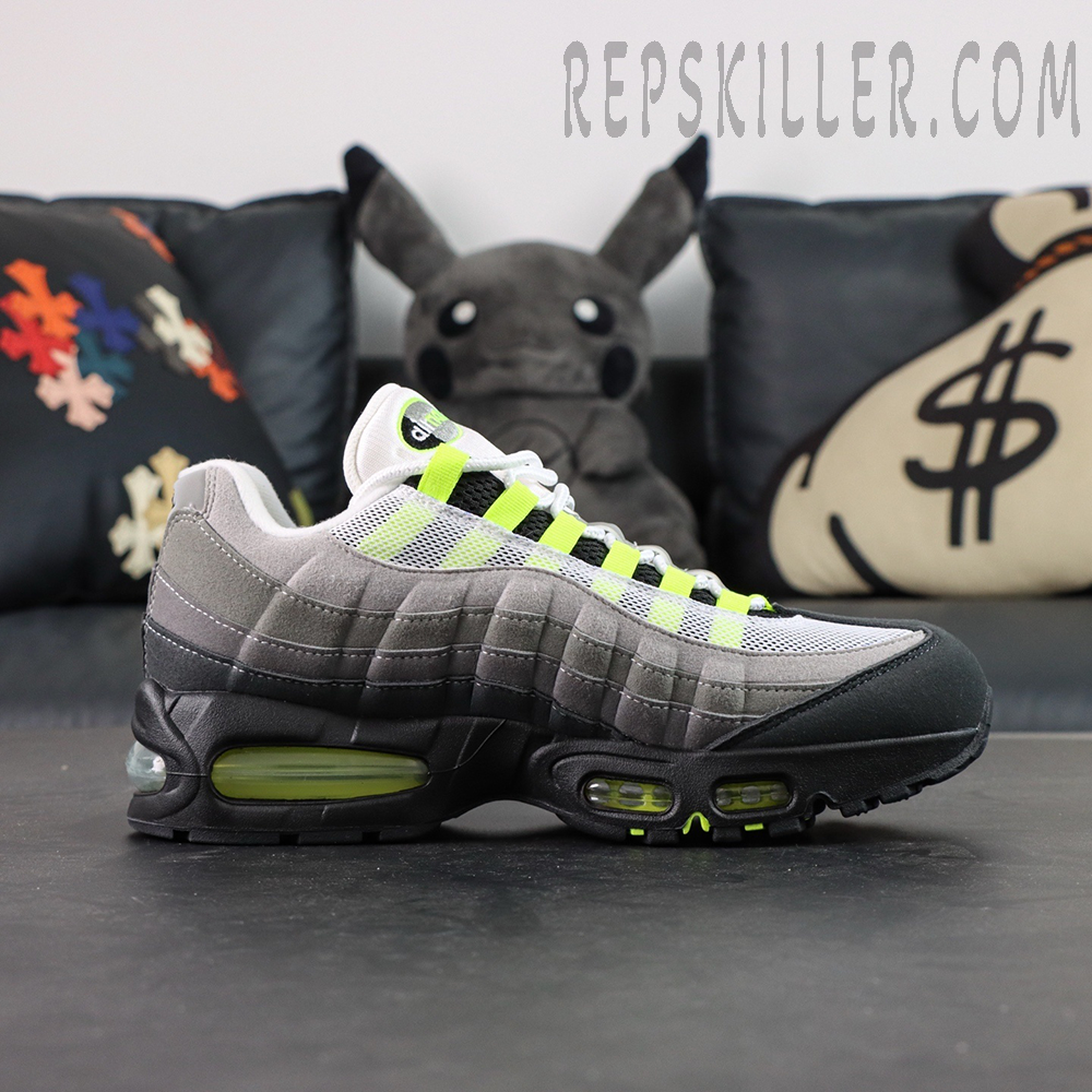 Air Max 95 OG ‘Neon’ side profile showing gradient suede layers