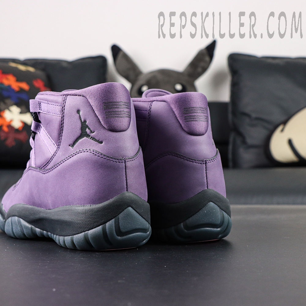 Rear view of the Jordan 11 Retro ‘Mojave’ with black heel branding and purple suede construction.